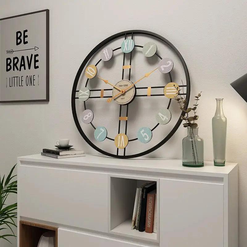 Horloge murale en métal avec chiffres romains