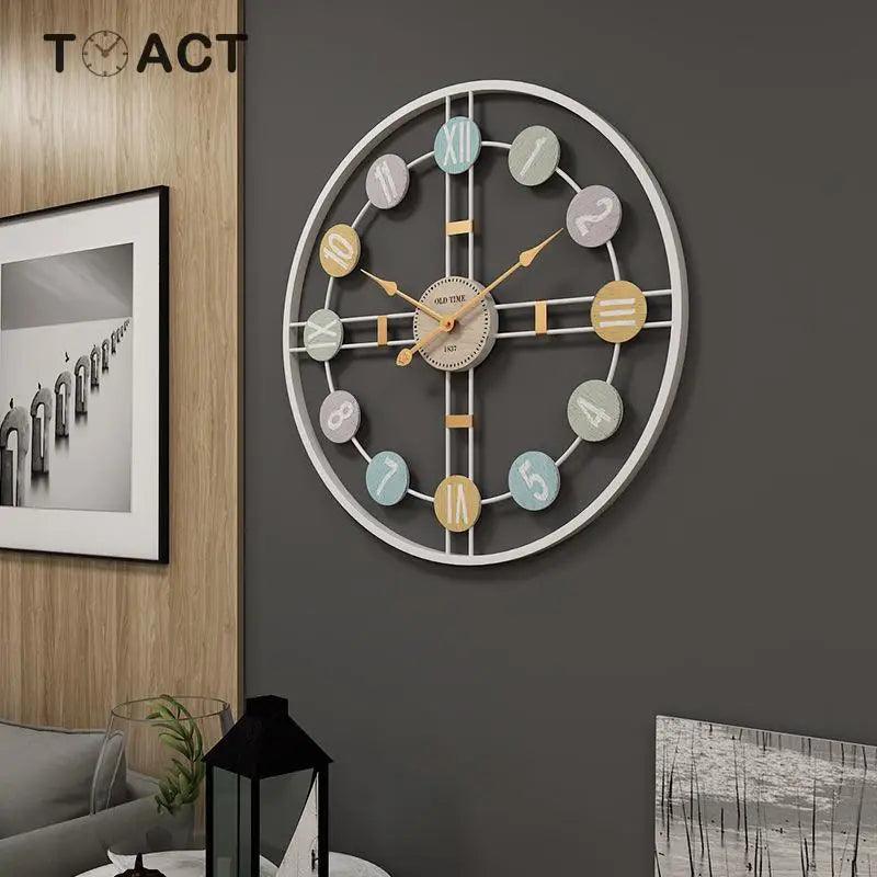 Horloge murale en métal avec chiffres romains