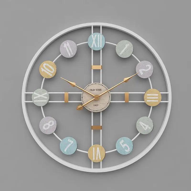 Reloj de pared de metal con números romanos.