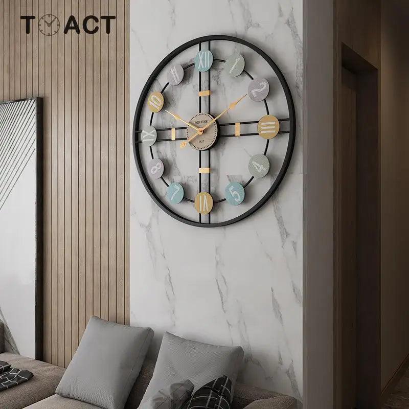 Reloj de pared de metal con números romanos.