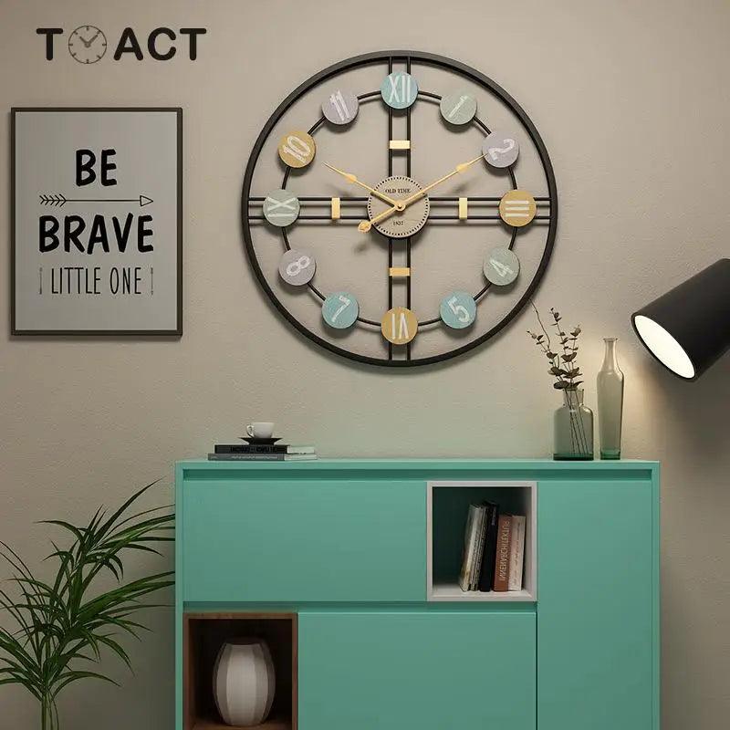 Reloj de pared de metal con números romanos.